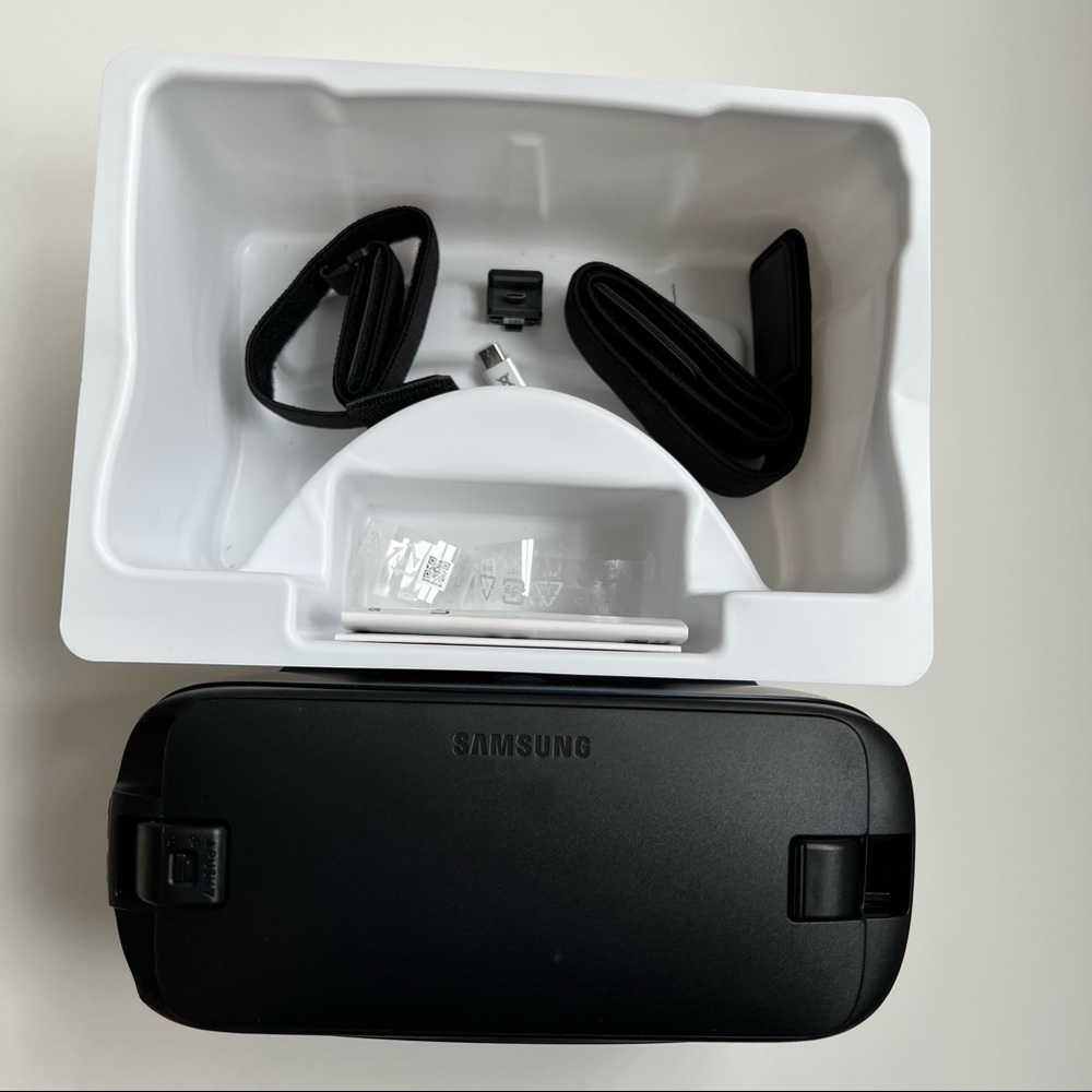 Samsung Gear VR Virtual Reality R323N - Picture 2 of 4